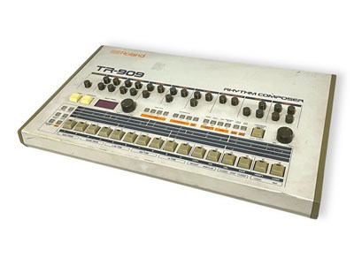 Lot 19 - ROLAND TR-909 DRUM MACHINE.