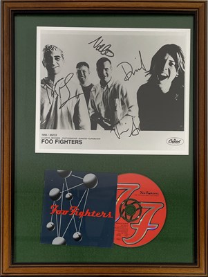 Lot 272 - FOO FIGHTERS - FULLY SIGNED 1995 8X10" PHOTO.