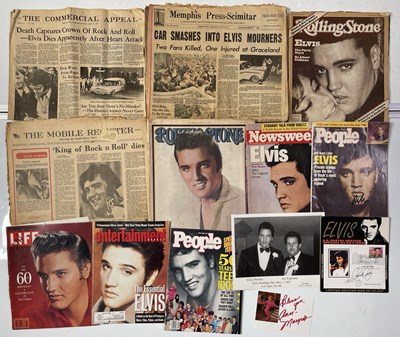 Lot 279 - ELVIS - DEATH HEADLINES / ORIGINAL NEWSPAPERS - MEMORABILIA.