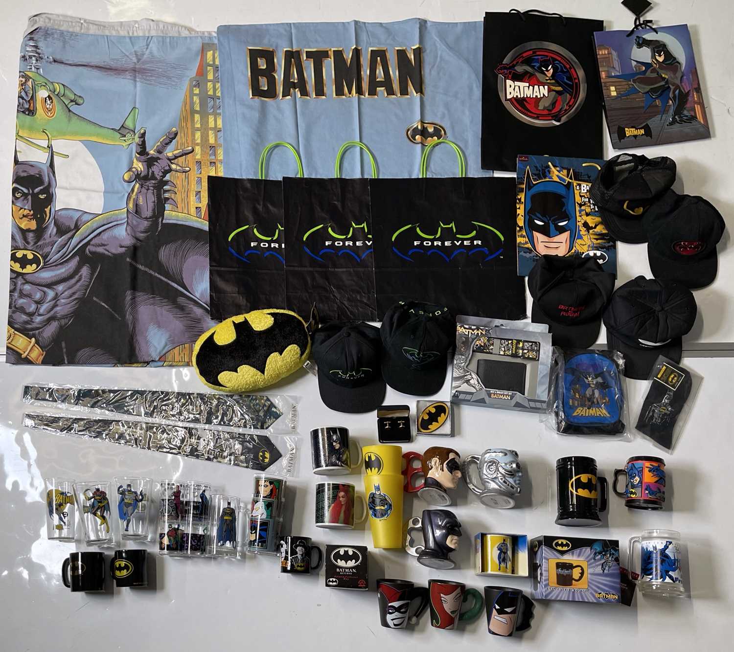Lot 78 - BATMAN AND RELATED CUP, GLASS, AND MUG, AND CLOTHING COLLECTION