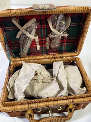 Lot 34 - MERRYTHOUGHT AND MUFFY TEDDY BEAR PACK
