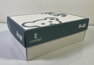 Lot 37 - STEIFF LLADRO HAPPY COUPLE BRIDE AND GROOM BEAR SET - 677083