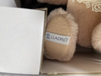 Lot 37 - STEIFF LLADRO HAPPY COUPLE BRIDE AND GROOM BEAR SET - 677083