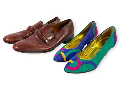 Lot 113 - ONLY FOOLS AND HORSES – CAST SIGNED SHOES.