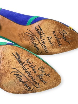 Lot 113 - ONLY FOOLS AND HORSES – CAST SIGNED SHOES.