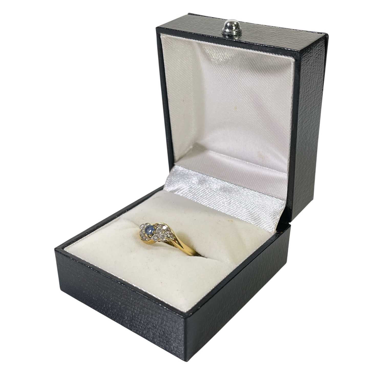Lot 12 - 18CT GOLD AND DIAMOND RING.