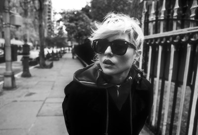 Lot 4 - MARTYN GODDARD - BLONDIE IN CAMERA - DEBBIE HARRY IN GRAMERCY PARK.