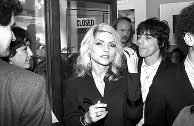 Lot 31 - MARTYN GODDARD - BLONDIE IN CAMERA - DEBBIE HARRY ENTERING THE MIRANDY GALLERY.