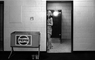 Lot 37 - MARTYN GODDARD - BLONDIE IN CAMERA - DEBBIE HARRY IN THE GREEN ROOM