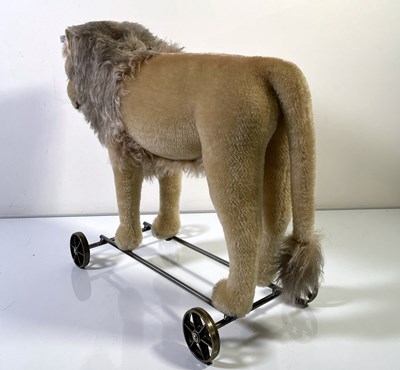 Lot 83 - STEIFF LION ON WHEELS 1909 REPLICA - 400445