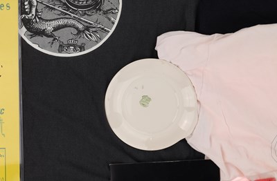 Lot 40 - MUSIC MEMORABILIA INC T-SHIRTS / SIGNED ITEMS.