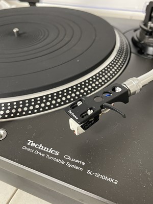 Lot 8 - TECHNICS SL-1210 MK2 DIRECT DRIVE TURNTABLE.