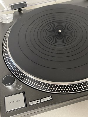 Lot 8 - TECHNICS SL-1210 MK2 DIRECT DRIVE TURNTABLE.