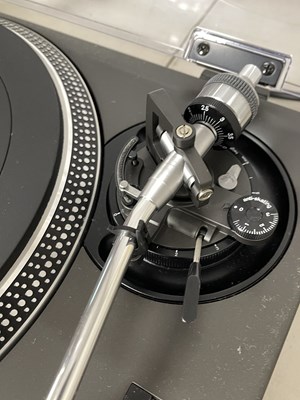 Lot 8 - TECHNICS SL-1210 MK2 DIRECT DRIVE TURNTABLE.