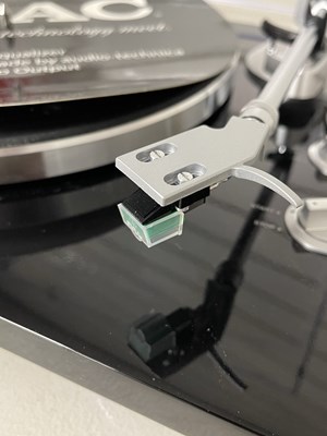 Lot 9 - TEAC TN-300 TURNTABLE.