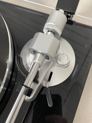 Lot 9 - TEAC TN-300 TURNTABLE.