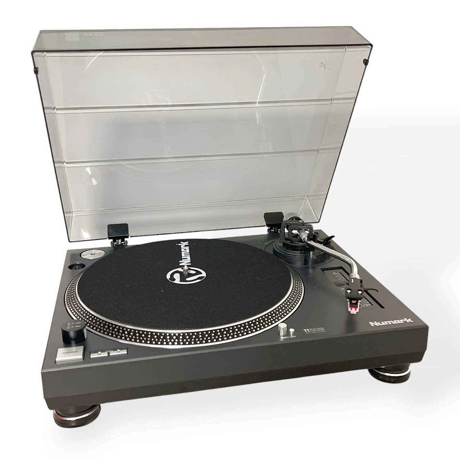 Lot 10 - NUMARK TT250USB DIRECT DRIVE TURNTABLE.