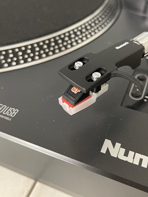 Lot 10 - NUMARK TT250USB DIRECT DRIVE TURNTABLE.