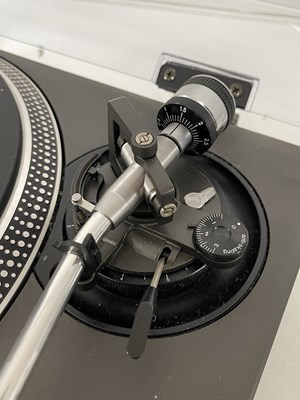 Lot 25 - TECHNICS SL-1210MKII DIRECT DRIVE TURNTABLE.
