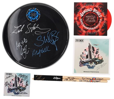 Lot 72 - MANTRA OF THE COSMOS - NOEL GALLAGHER SIGNED 7" / SIGNED DRUM SKIN / ZAK STARKEY SIGNED ITEMS.