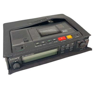 Lot 27 - SONY TCD-D10 PRO PORTABLE DAT RECORDER.