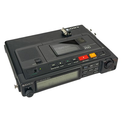 Lot 27 - SONY TCD-D10 PRO PORTABLE DAT RECORDER.