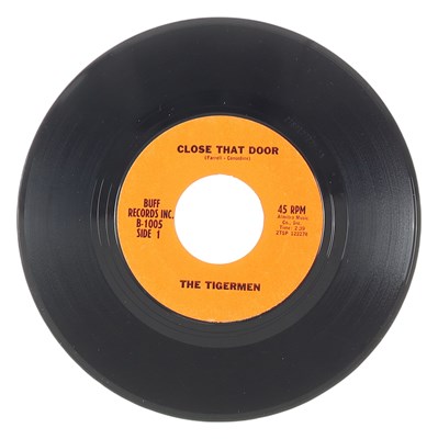 Lot 35 - THE TIGERMEN – CLOSE THAT DOOR US BUFF RECORDS INC. 7” (B-1005)