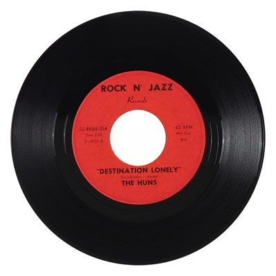 Lot 140 - THE HUNS – DESTINATION LONELY US ROCK N' JAZZ 7” (SS-8668-01)