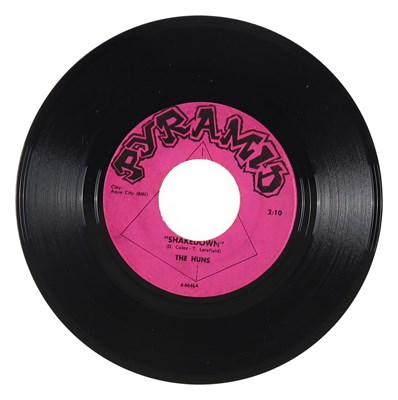 Lot 224 - THE HUNS – SHAKEDOWN US PYRAMIDS 7” (6-6646)