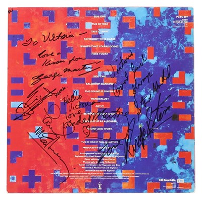 Lot 299 - THE BEATLES - TUG OF WAR LP SIGNED BY PAUL MCCARTNEY / LINDA MCCARTNEY / RINGO STARR / GEORGE MARTIN / ERIC STEWART / STEVE GADD.