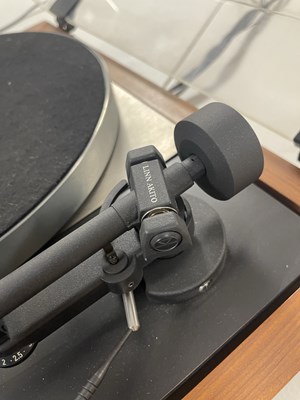 Lot 43 - LINN SONDEK LP-12 TURNTABLE.