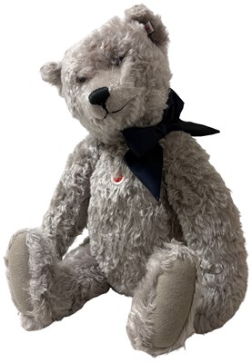 Lot 93 - STEIFF 'STERLING, THE ARCHIVE BEAR' (668548)