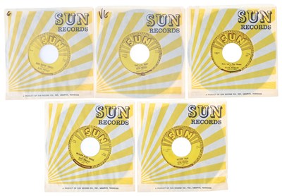 Lot 192 - ELVIS PRESLEY - ORIGINAL SUN SINGLES - 7" PACK