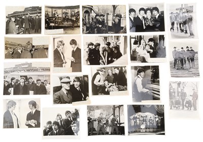 Lot 276 - THE BEATLES - PRESS PHOTOGRAPHS INC PHOTOS OF ORIGINAL OWNER WITH RINGO.