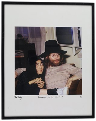 Lot 289 - THE BEATLES - JOHN LENNON AND YOKO ONO - TOM HANLEY SIGNED LIMITED EDITION PHOTO.