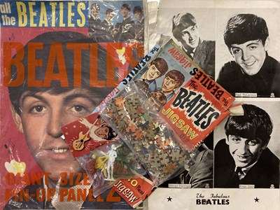 Lot 467 - BEATLES MEMORABILIA - INC 1960S COLLECTABLES AND MAGAZINES.