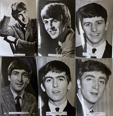 Lot 467 - BEATLES MEMORABILIA - INC 1960S COLLECTABLES AND MAGAZINES.
